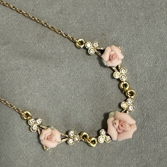 1928 Porcelain Rose Necklace 16”L Gold Tone w Rhinestones - Picture 4 of 5